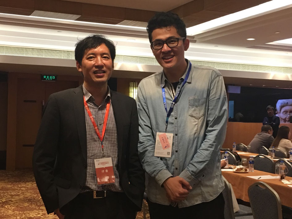 公司顾问张建伟(左)