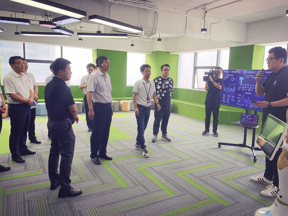 焦作市委书记王小平听取袁东来汇报