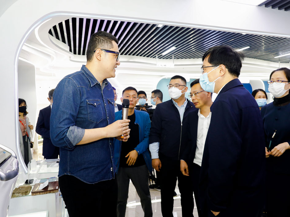 福州市委书记林飞听取创始人袁东来汇报